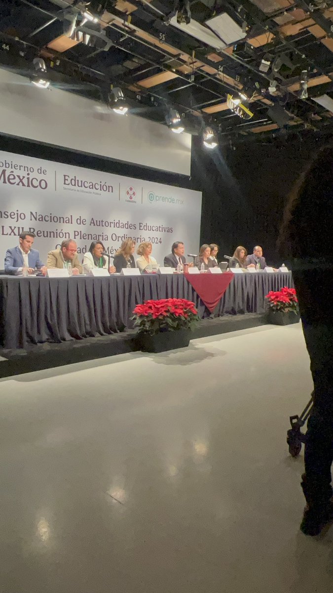 SBarquera's tweet photo. Investigadores del @INSPmx participamos en la reunión del Consejo Nacional de Educación convocada por el secretario de  @SEP_mx 🏫@mario_delgado, rumbo a la implementación de los lineamientos para la estrategia de Vida Saludable en las Escuelas. 😊📚

Estos esfuerzos materializan ideas que se han propuesto desde hace más de 14 años. ⏳💡

Por fin se le podrá decir claramente a los niños: 

1.- Evita tomar #refrescos y otros productos chatarra. 🚫🥤🌭🍩🍫🥤🛑
2. Toma agua. 💧
3. Sigue las recomendaciones del nuevo plato del bien comer. 🍎🥕🥗
4. Práctica actividad física todos los días y muchas intervenciones más con grandes beneficios para la salud inmediatos y por el resto de su vida. 🏃‍♂️💪⚽️🚴🏻‍♂️

#comidachatarra 
#miescuelasaludable