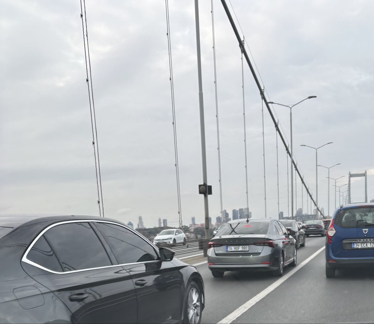 İçişleri Bakanlığının ya da <a href="/EmniyetGM/">Türk Polis Teşkilatı</a> ‘ün çakarlı araçları bitirmek gibi bir planının olmadığını düşünüyorum…

Böyle bir istek olsa sonlandırmak çok kolay. Bir ihbar sistemi kurarsın, ihbar edilen araçların adresleri, sahipleri belli..

O kadar arttılar ki, bazen arkada bir