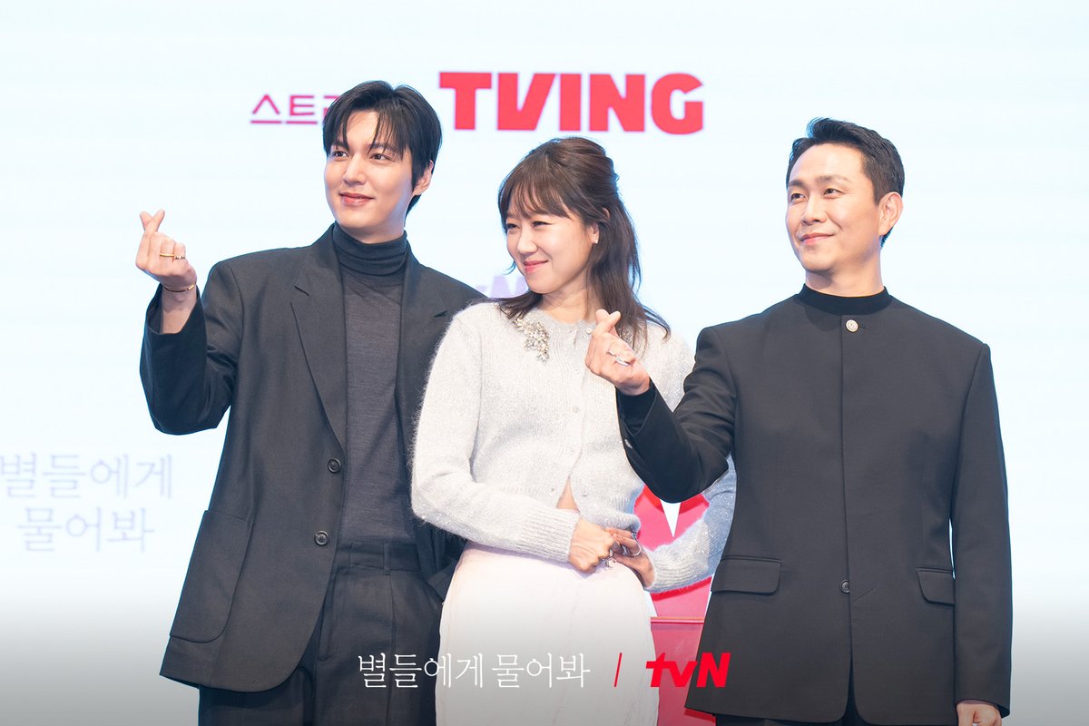 별물즈 tvN에 도킹 완료🚀
함께 우주로 날아갈 준비되셨나요? ฅ(՞៸៸> ᗜ < ៸៸՞)ฅ

<별들에게 물어봐>
2025년 1/4 [토] 밤 9:20 첫 방송

#별들에게물어봐 #Whenthestarsgossip
#이민호 #공효진 #오정세 #한지은
#tvN #tvN에서봐 #스트리밍은TVING