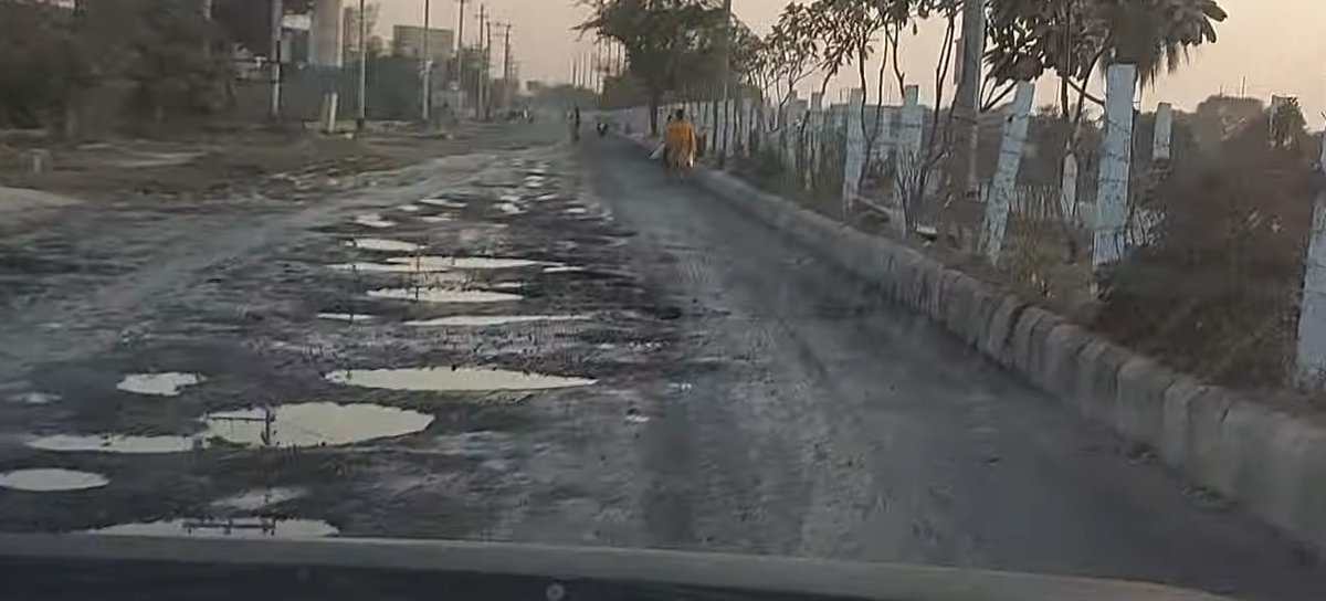 aksindian46's tweet photo. Dear @OfficialGNIDA ,@PankajSinghBJP, @CMOfficeUP , I want to bring to ur attention the deplorable condition of the road in our area and non-functional streetlights. Many commuters have experienced accidents.I kindly request u to take immediate action
Sec-01, GNW, Opp Rise Resort https://t.co/KIwEU1USRg
