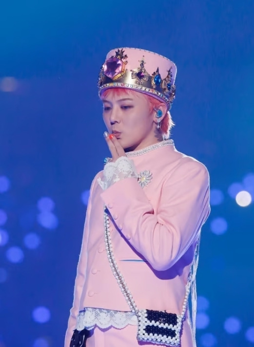 tang__kira's tweet photo. Kostum yang dikenakan oleh GD di MAMA Awards 2024 diperkirakan menelan biaya hingga KRW 9 M (sekitar Rp 100 M)

Menurut salah seorang insider, seragam militer berwarna pink, topi, tas, cincin, hingga aksesori lain yang dikenakan GD di MAMA bulan lalu nilainya mencapai KRW 9 M. https://t.co/V4vSPlpaED