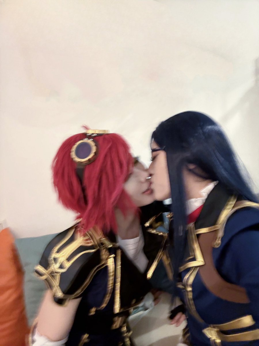 Usercoshoyo's tweet photo. Went to FFK with my 🔥 cupcake

Caitlyn: huyume 冬目
VI: N:Z

#FFK17 #Caitvi #Caitlyn #arcanesseason2 #Arcane #arcanefanart #cosplay #VI https://t.co/CRBJpfDfCn