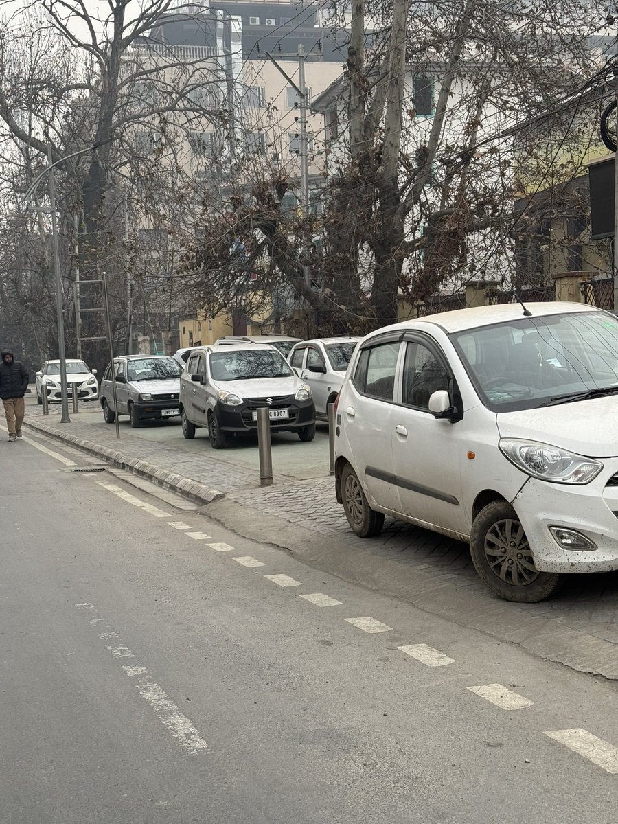 firdousthakur's tweet photo. @muzaffar_a_shah @SSPTFCSGR 
These pictures were taken in front of the Traffic HQ office, which is located opposite SP College. I believe the vehicles parked here belong to those working at the Traffic HQ office. This raises the question: is this not a violation of the rules? https://t.co/3vYwZcCH7G