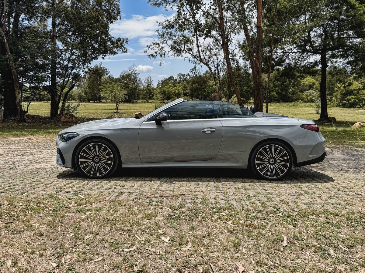 khuleonwheels's tweet photo. Today we welcome our last test car of the year, which is the Mercedes-Benz CLE300 Cabriolet. It stands out thanks to the soft top, which opens and closes in 20 seconds, an aggressive-looking front-end with a low-slung bonnet, and LED…
#MercedesBenzSA #CLECabriolet #CLE300 https://t.co/T0uhn41EqM
