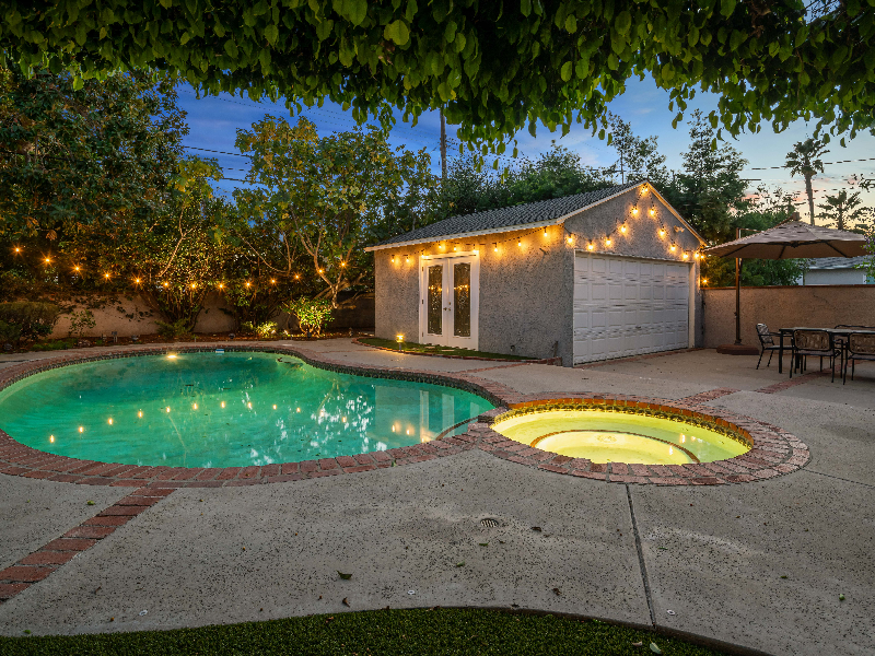 RightHereRealty's tweet photo. Just closed escrow on this 3 bed + 2.5 bath, 2,130+ square foot home with heated pool and spa for our sellers Erin and David in Sherman Oaks for $1,599,000. 🎊🏠���🏼 #ShermanOaksRealEstate #ShermanOaksRealtor #HomeStaging @andrewgbelcher1 https://t.co/7CWaUnDR7O