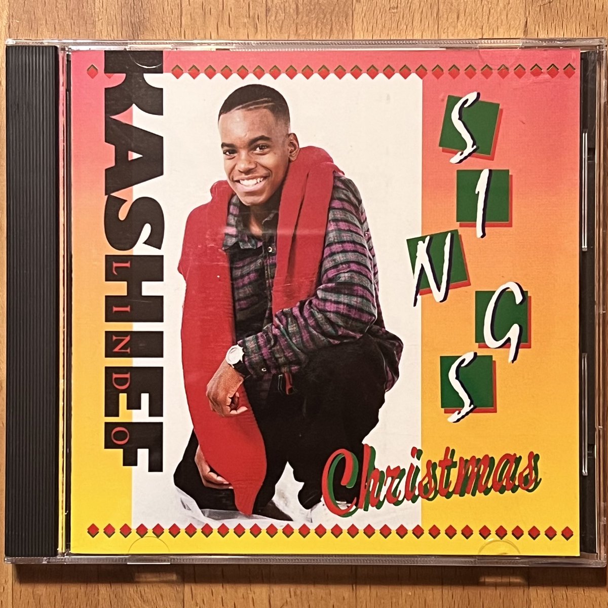 STIFFYBOTHWINGS's tweet photo. KASHIEF LINDO / Sings Christmas (1994)
#kashieflindo #christmas #heavybeat #miami #christmasalbum #singer #jamaica #japan #日本盤
レゲエ聴かない人にオススメのレゲエのクリスマスアルバムは何?って聞かれたら数あるコンピやアルバムの中で1番お勧めしやすいCD💿 https://t.co/JeyUkcEAsx