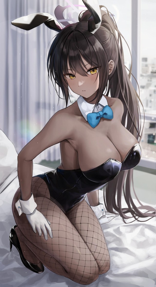 カリン(ブルーアーカイブ) ,カリン(バニーガール) 「皆さんおはようございます。今日は一日だけの仕事日。夜勤小包担務。明日がデイケアな」|まるすのイラスト