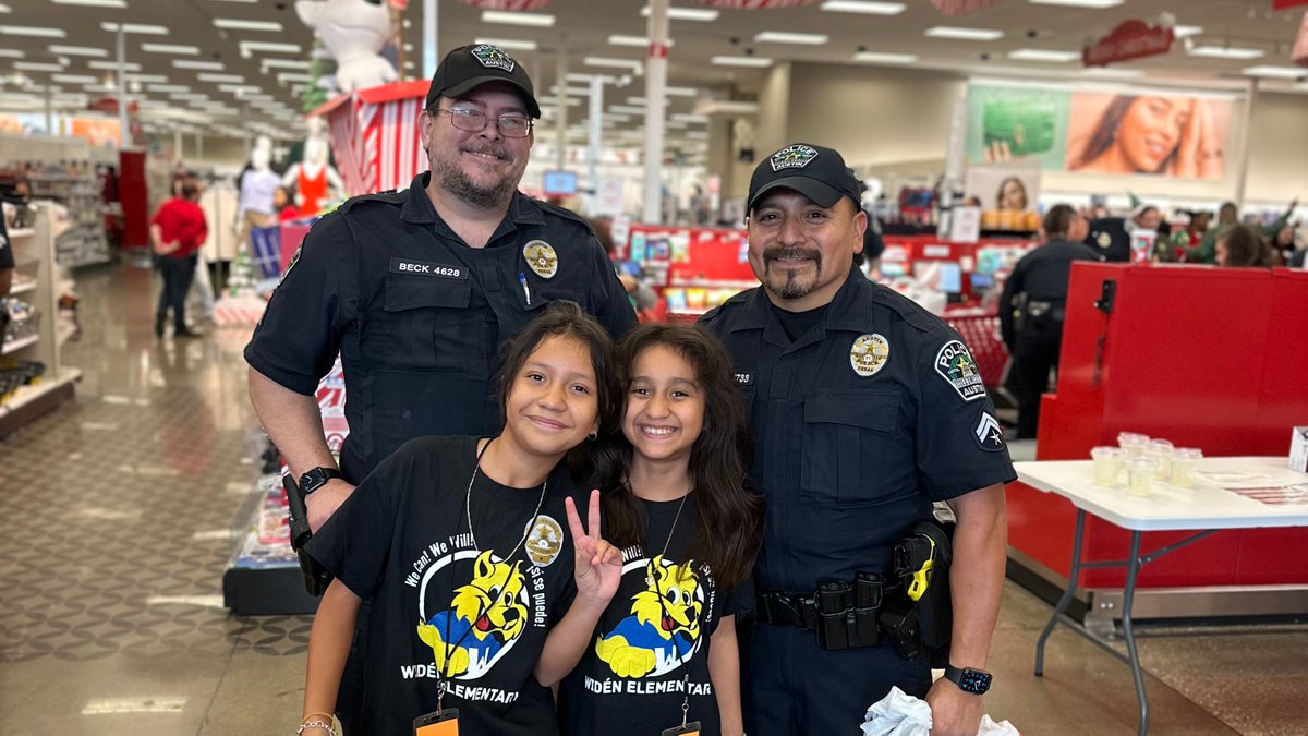 WidenElementary's tweet image. 🎁🚓 Holiday cheer is in the air! Thanks to the &quot;Shop With a Cop&quot; program by @Amigosenazul  &amp;amp; @Austin_Police , 30 of our Wildcats joined 200 students for a magical shopping spree! 🛍️ Each student paired with an officer to spend $150, building bonds &amp;amp; spreading joy. 💙🐾