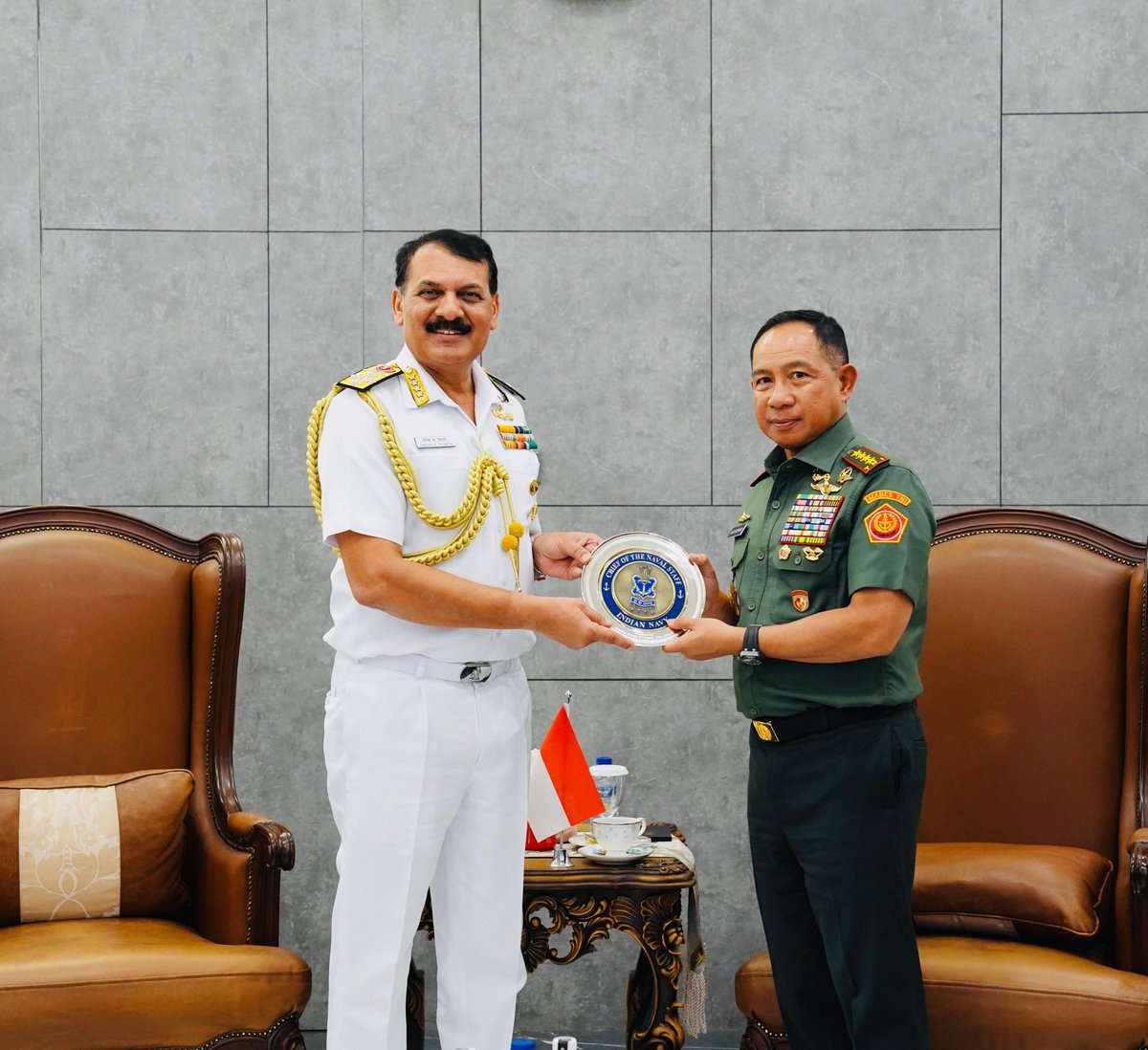 indiannavy's tweet photo. Adm Dinesh K Tripathi, #CNS met Gen Agus Subiyanto, Commander  of Indonesian Armed Forces at Jakarta, #Indonesia.

Discussions were held to further consolidate and expand the existing defence cooperation, and focused on enhancing information sharing, capacity building, collaboration in the defence industry and exploring new avenues for operational interactions and cooperation.

These discussions aim to strengthen the bilateral relationship between #India🇮🇳 and #Indonesia🇮🇩.
#BridgesofFriendship

@Puspen_TNI @IndianEmbJkt