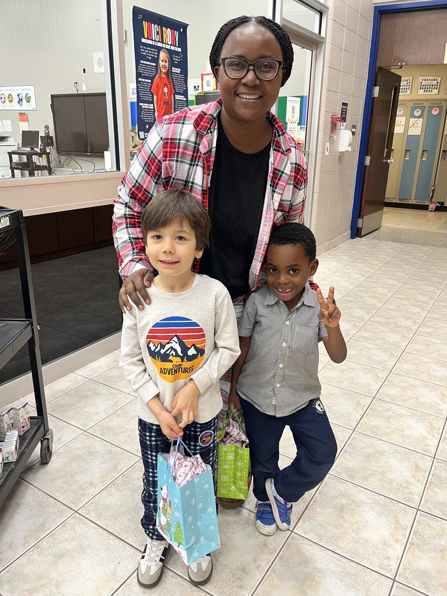 Nos élèves du Programme d'appui des nouveaux arrivants (PANA) découvrent la magie des fêtes! Merci à Mme Sifa qui leur fait apprendre les traditions de Noël au Canada avec enthousiasme et joie. <a href="/EECGPVanier/">École catholique Georges-P.-Vanier</a>