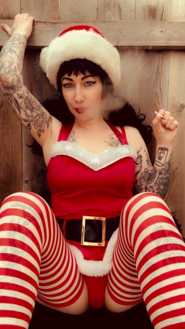 maple_massacre's tweet photo. After I finish this joint I’ll show you where I hide the candy canes …. Free link in bio. 

#smoking #stoner #420girls #staywet #tatted #smokingfetish #xxxmas https://t.co/RYB5dWLYMV