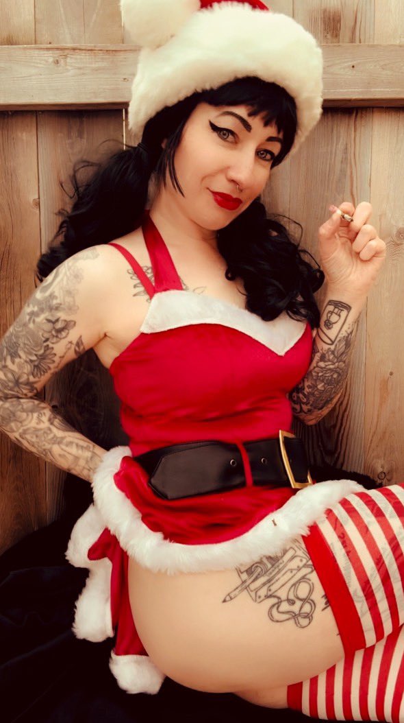 maple_massacre's tweet photo. After I finish this joint I’ll show you where I hide the candy canes …. Free link in bio. 

#smoking #stoner #420girls #staywet #tatted #smokingfetish #xxxmas https://t.co/RYB5dWLYMV