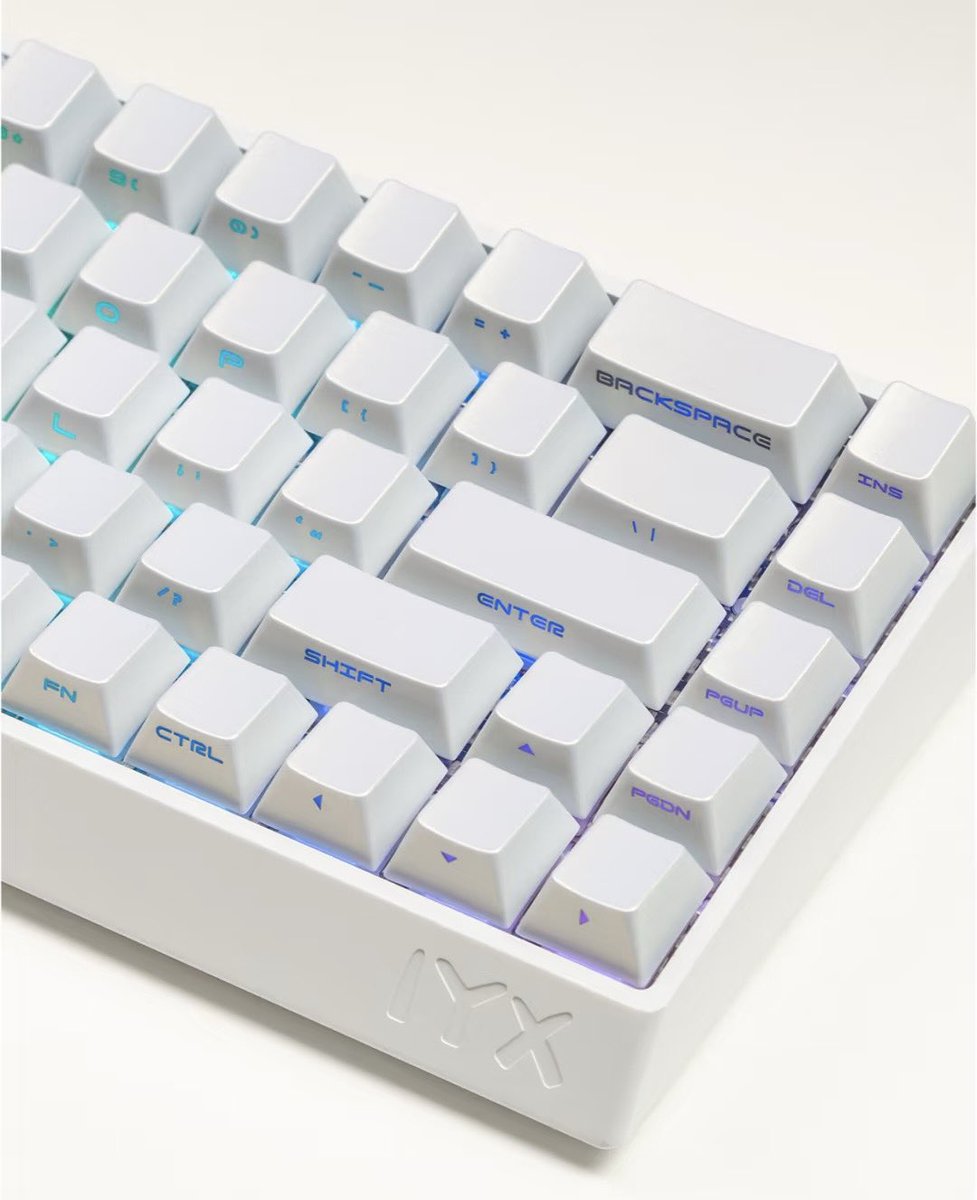 MYTRENDGG's tweet photo. IYX MU68 ultra ホワイトカラーも同時に今月末に入荷致します。
多くの性能面が進化し、
まだまだ珍しいメタリックキーキャップなど気になるポイントも多い製品👀
ホワイトデスク周りに華を添えられる一押しのラピトリキーボードです🤩
#IYX
#MYTREND
#mu68ultra https://t.co/EggTADGyhN