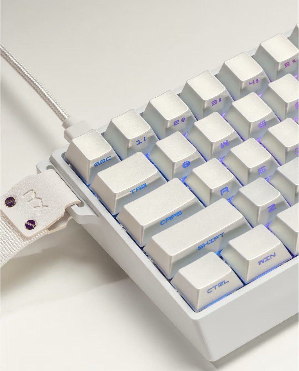 MYTRENDGG's tweet photo. IYX MU68 ultra ホワイトカラーも同時に今月末に入荷致します。
多くの性能面が進化し、
まだまだ珍しいメタリックキーキャップなど気になるポイントも多い製品👀
ホワイトデスク周りに華を添えられる一押しのラピトリキーボードです🤩
#IYX
#MYTREND
#mu68ultra https://t.co/EggTADGyhN