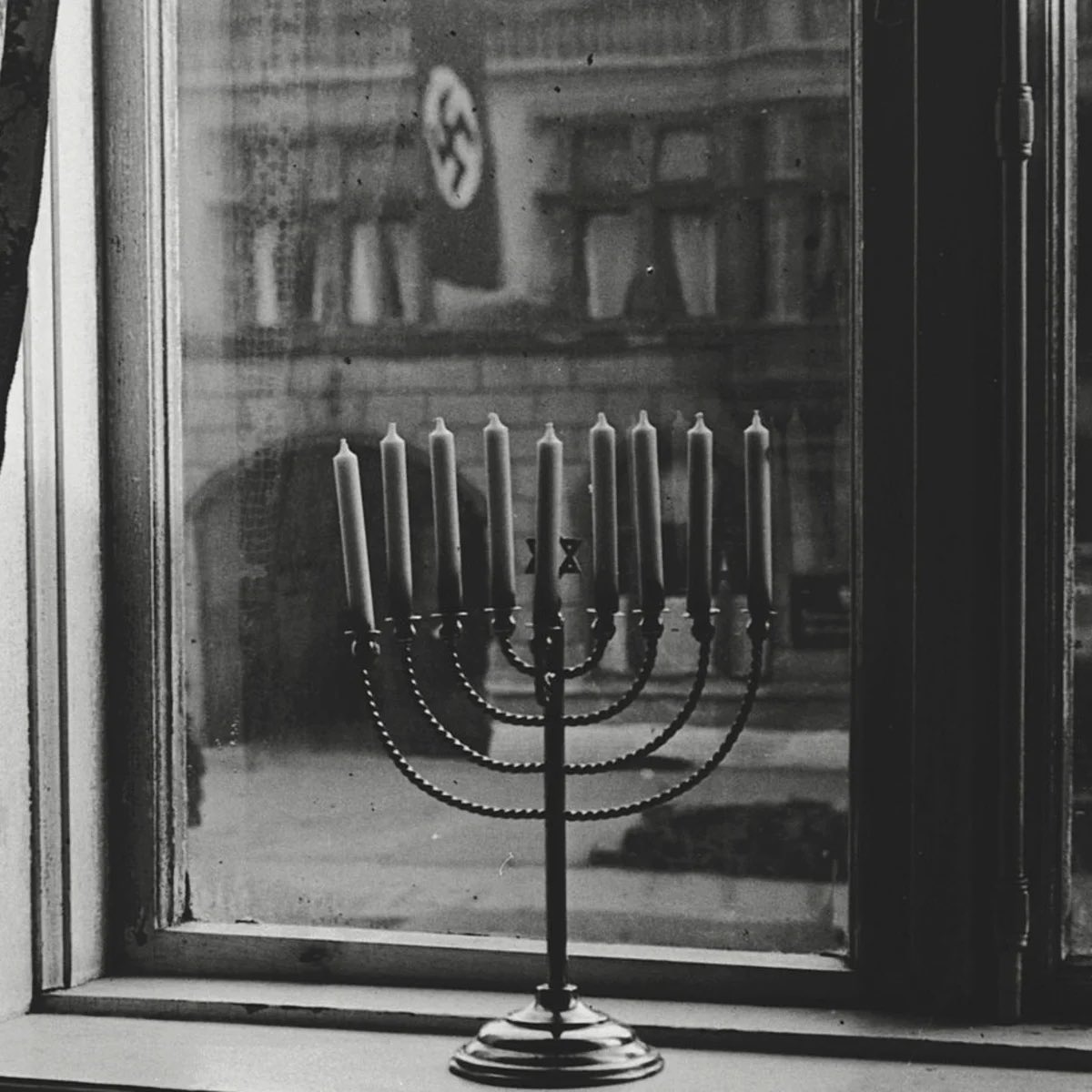 Nosesiaporto's tweet image. Hasta en los tiempos más oscuros de la humanidad los judíos celebramos Jánuca con una Menorá 🕎. La misma que tú tratas de “ monolito” y símbolo de la muerte. Tu ignorancia y codicia por unos pesitos te dejan como un verdadero GIL @ivanmoreirab