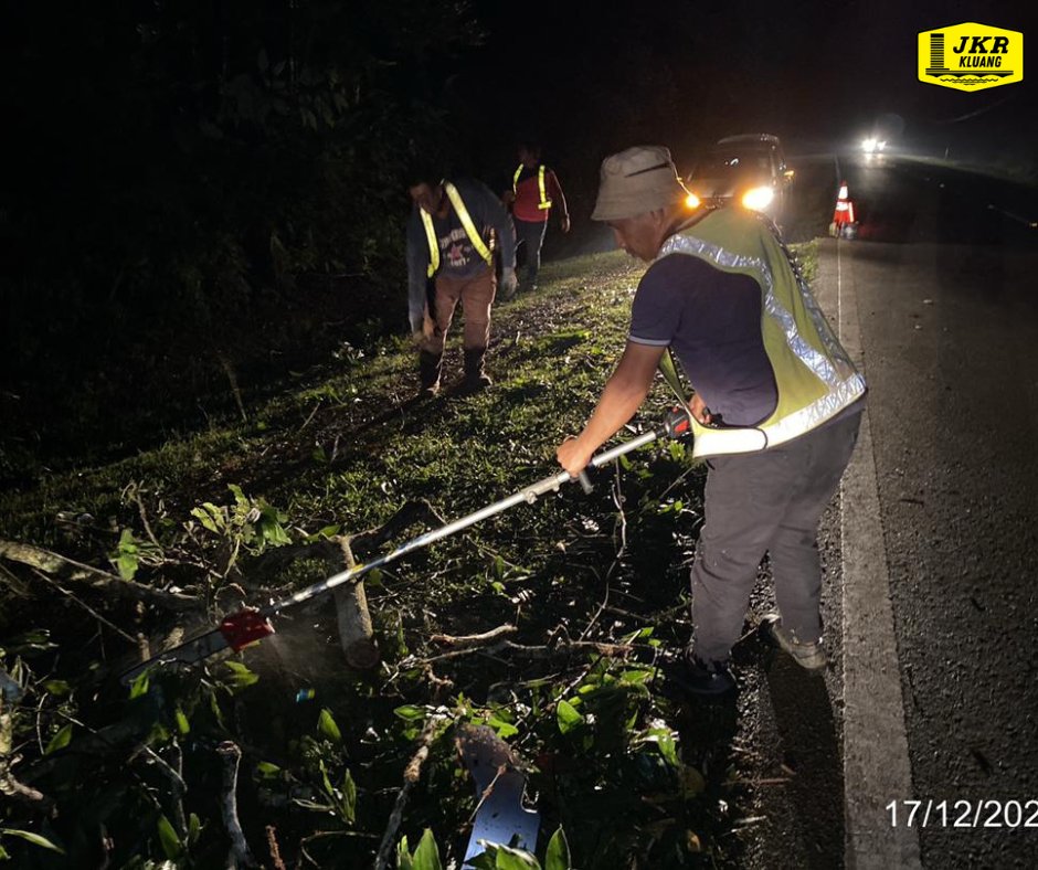 JKRKluang's tweet photo. Kerja-kerja pengalihan dan pembersihan pokok tumbang di J94 Jalan Pintasan Kahang Barat Seksyen 14.00 &amp; 10.00 telah dilaksanakan oleh pihak Konsesi Jalan Negeri.  

#infrarakyat
#MajuJohor
#JasaKepadaRakyat
#jkrkluangprihatinrakyat https://t.co/8M5OnM6cVL