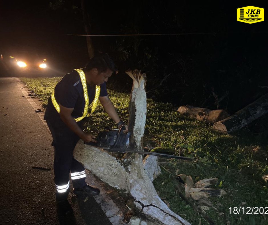 JKRKluang's tweet photo. Kerja-kerja pengalihan dan pembersihan pokok tumbang di J94 Jalan Pintasan Kahang Barat Seksyen 14.00 &amp; 10.00 telah dilaksanakan oleh pihak Konsesi Jalan Negeri.  

#infrarakyat
#MajuJohor
#JasaKepadaRakyat
#jkrkluangprihatinrakyat https://t.co/8M5OnM6cVL