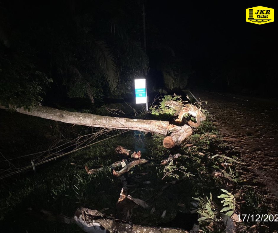 JKRKluang's tweet photo. Kerja-kerja pengalihan dan pembersihan pokok tumbang di J94 Jalan Pintasan Kahang Barat Seksyen 14.00 &amp; 10.00 telah dilaksanakan oleh pihak Konsesi Jalan Negeri.  

#infrarakyat
#MajuJohor
#JasaKepadaRakyat
#jkrkluangprihatinrakyat https://t.co/8M5OnM6cVL