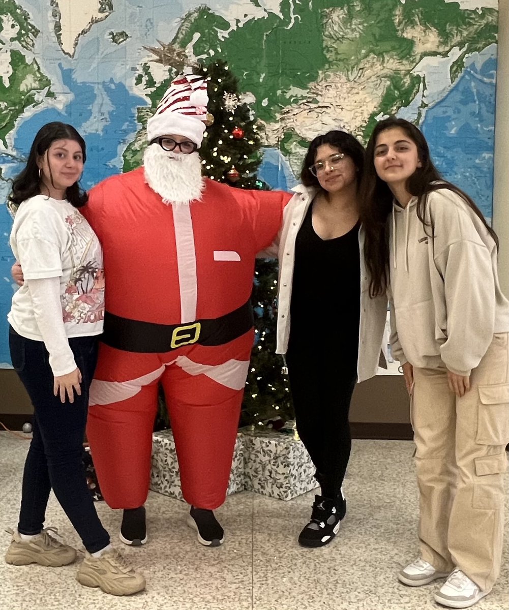 More pictures with Santa! Happy Holidays! #VamosSoarLinc #GreatThingsHappenInTheAnnex #AliefProud