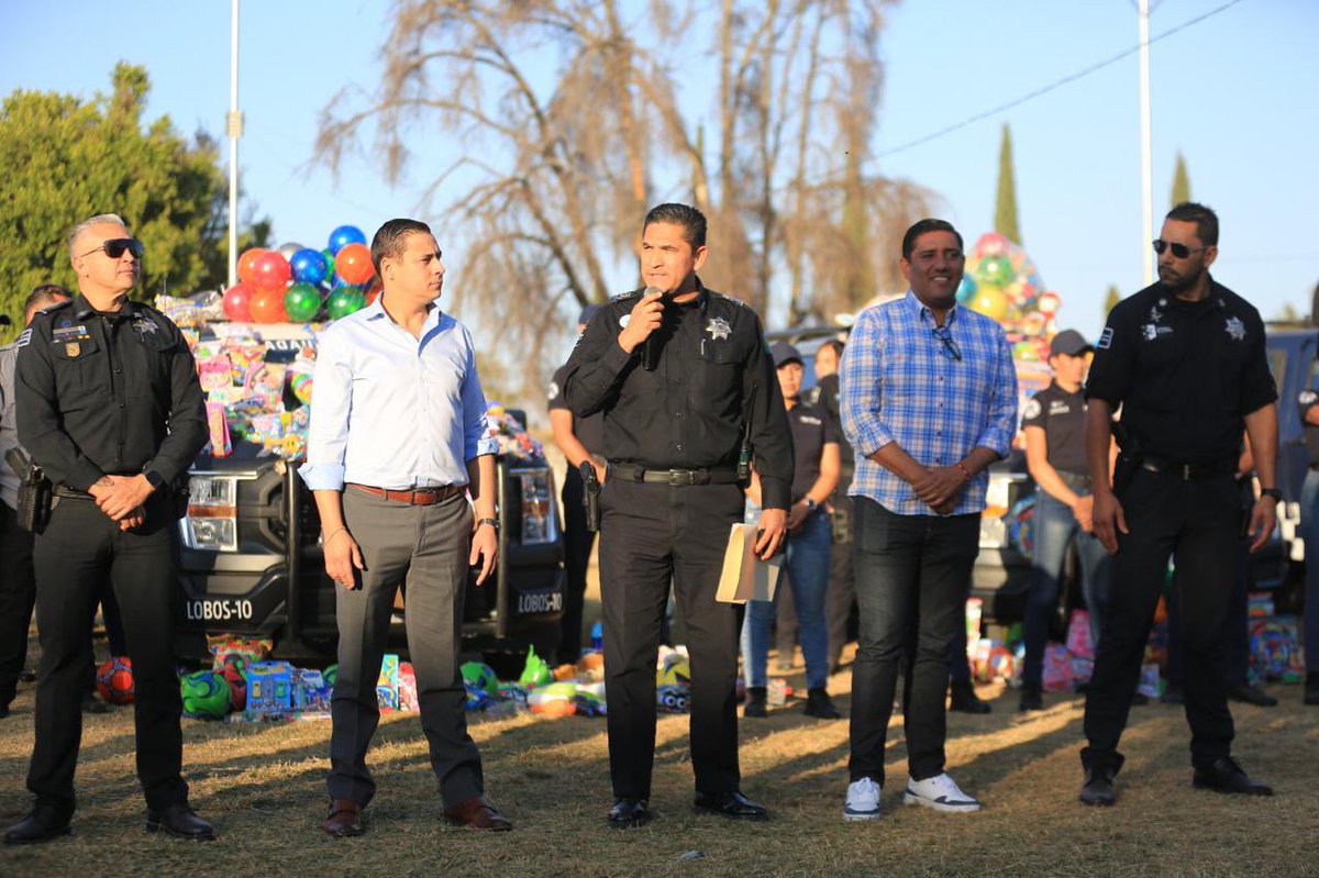 PoliciaGDL's tweet photo. Las y los niños de #LaCiudadQueTeCuida se llenaron de esperanza y alegría con la llegada del #NosTocaRegalar2024 a la Unidad Deportiva Panteón Guadalajara, en la Colonia La Esperanza, donde a bordo del #Zeus, aterrizó #SantaClaus lleno de regalos.
#LaPolicíaQueTeCuida
👮🏽‍♀️🎅🏼🎄👮🏽‍♂️ https://t.co/EGq1U2qJcN