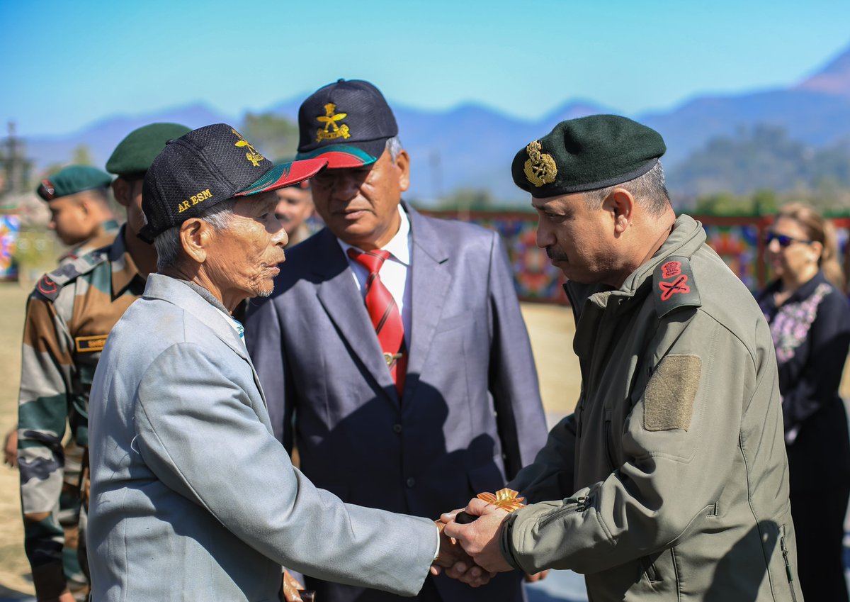 official_dgar's tweet photo. ASSAM RIFLES CONDUCTS A MEGA EX SERVICEMEN RALLY AT MANIPUR
#AssamRifles conducted mega Ex-Servicemen Rally at Tuibong Peace Ground in Churachandpur District, #Manipur, on 16 Dec 2024. Over 536 ex-servicemen, Veer Naris, and their dependents attended the event. Lt Gen Vikas Lakhera, AVSM, SM, Director General of Assam Rifles, was the Chief Guest. The Director General lauded the contributions of the veterans and serving soldiers of Manipur, who have played a significant role in ensuring the security and prosperity of the North-East and the nation. Ex-servicemen and Veer Naris were felicitated with essential medical aids, including motorized wheelchairs, as well as household amenities like refrigerators. The event also featured stalls from the ARESA Directorate, Pension Cell, Aadhaar Card services, banks, mobile service providers and state government departments such as Horticulture, Fisheries, Rural Livelihood Mission and Handloom. @adgpi @HMOIndia @PIBHomeAffairs