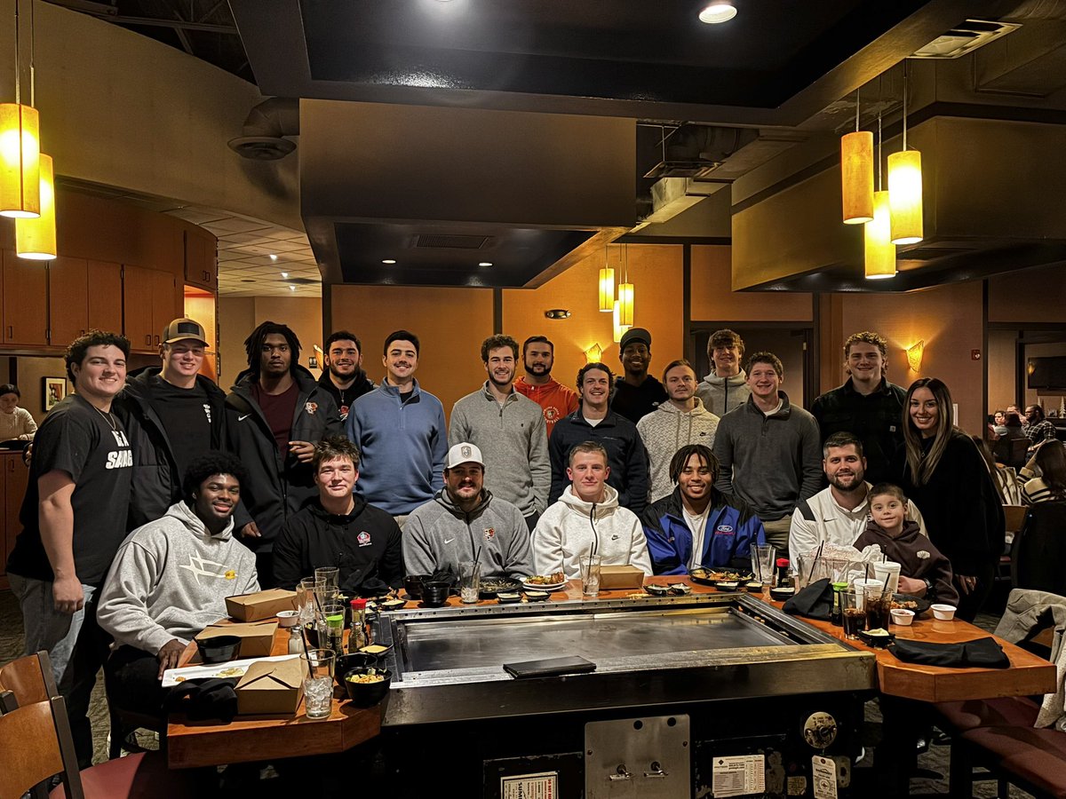 Missing a few, but enjoyed our annual Tight End / Specialist dinner! Excited to finish the season with this group on the 26th in the <a href="/68VenturesBowl/">68 Ventures Bowl</a> #AyZiggy