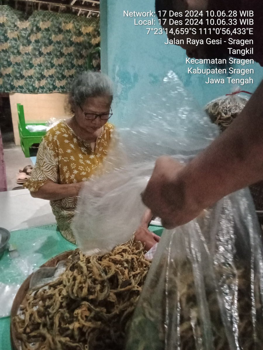 LutfiyahSp's tweet photo. Selasa, 17/12/2024, Lutfiyah luhkan sragen, mendampingi bu Suminah Ds. Tangkil Sragen packing keripik belut  untuk dijual keliling di toko dan pasar tradisional Kec. Ngrambe Ngawi sebanyak 8kg harga 125000/kg
#giatluhkansatminkaltegal
#sragen
#luhlapor https://t.co/9QHYcQ0QDl