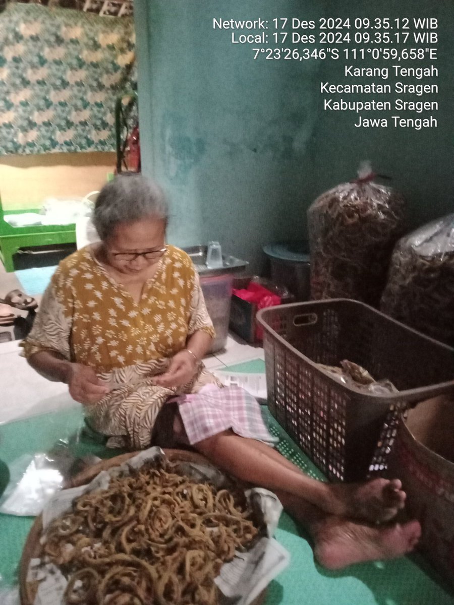 LutfiyahSp's tweet photo. Selasa, 17/12/2024, Lutfiyah luhkan sragen, mendampingi bu Suminah Ds. Tangkil Sragen packing keripik belut  untuk dijual keliling di toko dan pasar tradisional Kec. Ngrambe Ngawi sebanyak 8kg harga 125000/kg
#giatluhkansatminkaltegal
#sragen
#luhlapor https://t.co/9QHYcQ0QDl