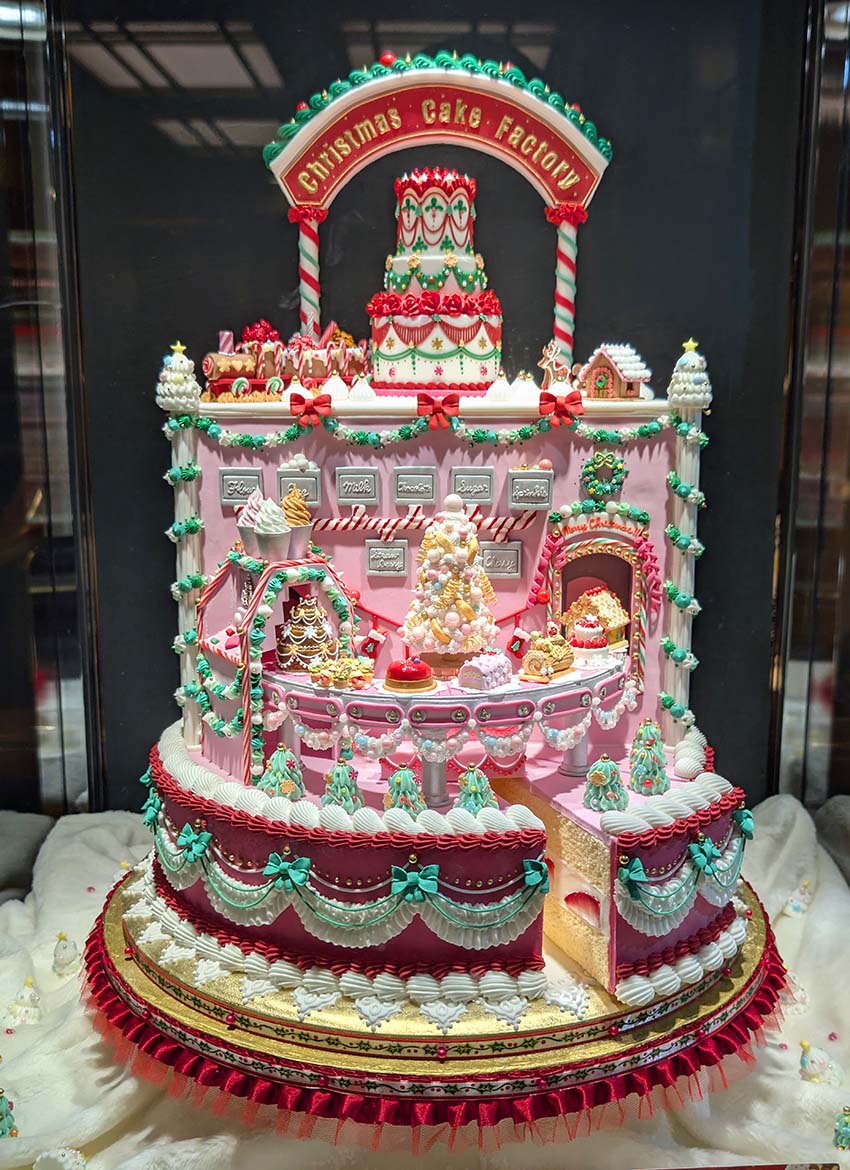 chiyodaisan's tweet photo. スイーツアート展（帝国ホテル アーケード）
スイーツアートは緻密な技法を駆使した優雅で美しいお菓子の工芸品です。師走の忙しい時期ですが、力作を鑑賞しながら しばし夢の世界を楽しみませんか。映像は順番に①金賞②銀賞③銅賞④理事長賞 受賞作品です。12月25日まで
#スイーツアート #SweetsArt https://t.co/tnELBfq3OO