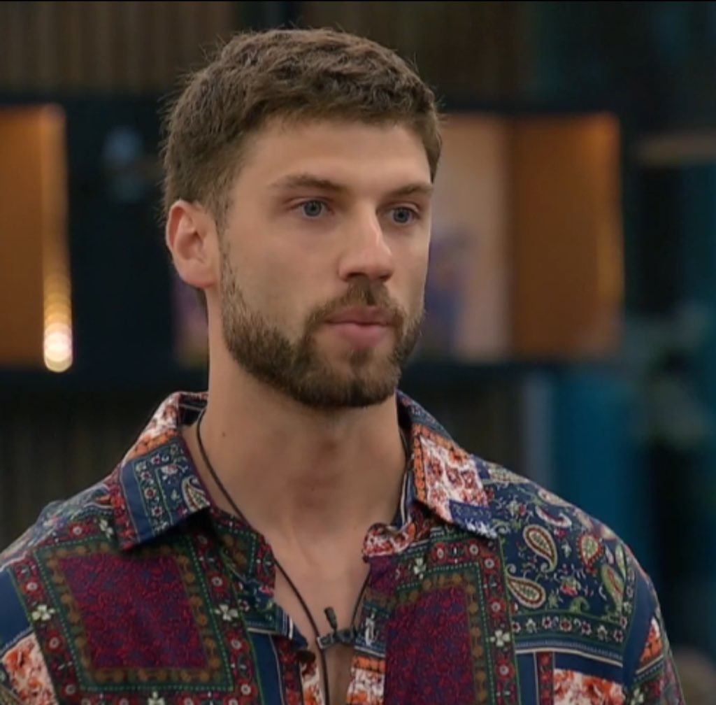 GossipAcccount's tweet photo. DE QUÉ LADO ESTÁS?

ULISES: 🔄

TATO: ❤️

#GranHermano https://t.co/WGp1bwva0Y