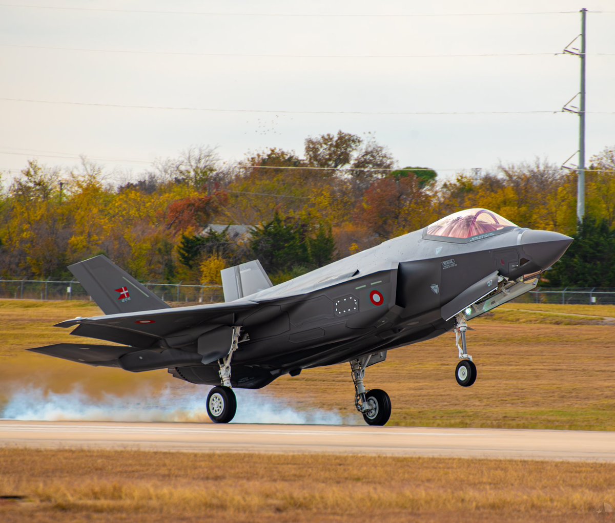 KpAviationPhoto's tweet photo. A F-35A L-017 (AP-17) destined for Royal Danish Air Force lands aboard NAS JRB Fort Worth after conducting a test flight with Lockheed Martin.
#f35a #f35lightiningii #aviation #aviationlovers #nikon #d750 #sigma #sigmaamerica #50-500 #lockheed #rdaf #royaldanishaircorce https://t.co/ueKkxIQpVr