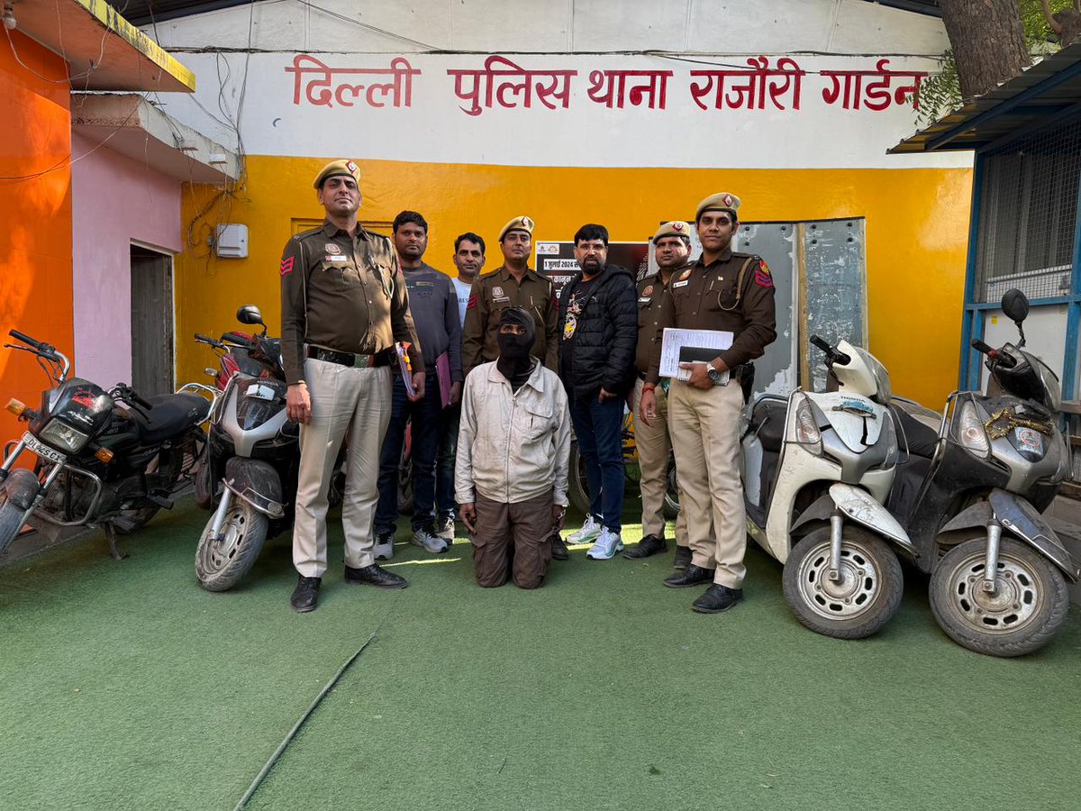 DCPWestDelhi's tweet photo. A DESPERATE AUTOLIFTER ARRESTED BY THE TEAM OF PS RAJOURI GARDEN

👉🏼  Desperate autolifter namely Ravi @ Karan arrested.  He has previously been involved in 93 criminal cases 
👉🏼 Two stolen Eeco Van, Five stolen scooties and Five stolen motorcycles recovered https://t.co/yR26WZLKnH