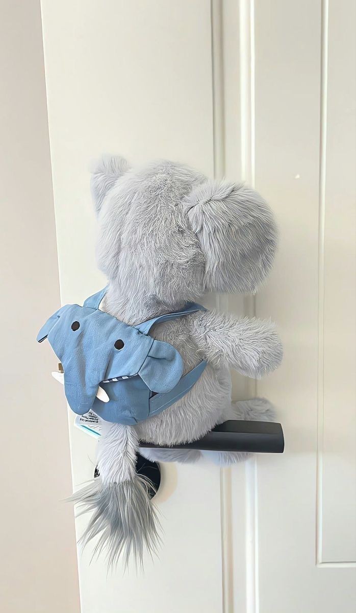 ⠀
     #กิตติปภาโชติ

     ภวิศคิดว่าครอบครัวของเขาเป็นพวกแปลก ๆ อยู่หลายอย่าง ประการแรก, กิตติปภาโชติมักแสดงความรักต่อกันเบื้องหน้าคนหมู่มากแต่กลับหมางเมินอย่างเห็นได้ชัดในที่ลับสายตา ราวกับว่าเป็นเพียงละครฉากใหญ่ที่มีผู้กำกับคอยสั่งคัต — แม้แต่เขากับมารดา
⠀