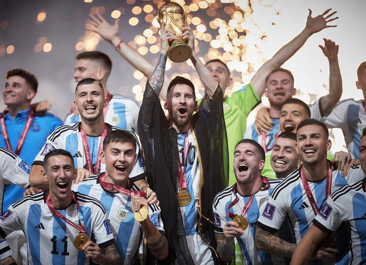 gastontr16's tweet photo. A 2 años del título Mundial, les traigo un hilo para que disfruten, se sorprendan y compartan con los datos más increíbles de ARGENTINA 🇦🇷 CAMPEÓN 🥹 en Qatar 🇶🇦 2022.

Arrancamos 👇

✅ La selección argentina de fútbol ⚽ fue la PRIMERA, en TODA la HISTORIA de los principales deportes colectivos, 🌍 en consagrarse CAMPEONA 🏆 consecutivamente venciendo al CAMPEÓN VIGENTE, a nivel continental (a Brasil 🇧🇷) y mundial (a Francia 🇨🇵).