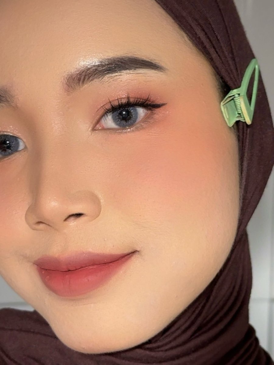 cloudysnowys's tweet photo. [MAKEUP TUTORIAL]

mau share semua produk yang aku pakai di makeup look ini biar smooth & flawless 🥹👌🏻

oily acne prone skin, tutorial with video 👇🏻
