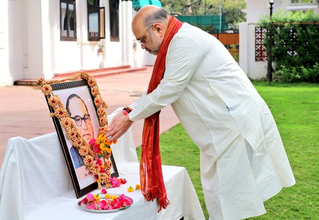 कितने लोग चाहते है कि अमित शाह माफ़ी मांगे

मैं तो चाहता हूँ की तड़ीपार माफ़ी मांगे... !!

#तड़ीपार_माफ़ी_मांग