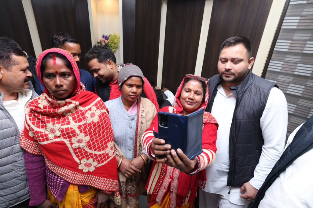 yadavtejashwi's tweet photo. कल देर शाम अररिया पहुँचने पर शक्ति और ऊर्जा के स्रोत साथी कार्यकर्ताओं से मुलाकात हुई। 

पार्टी एवं समाजवादी विचार के प्रति समर्पित साथी आगामी चुनाव में अपनी ज़िम्मेवारी और दायित्व को लेकर गंभीर एवं सजग है। सभी साथी निःस्वार्थ भाव से जनविरोधी एनडीए सरकार को उखाड़ने के लिए संकल्पित है। #TejashwiYadav