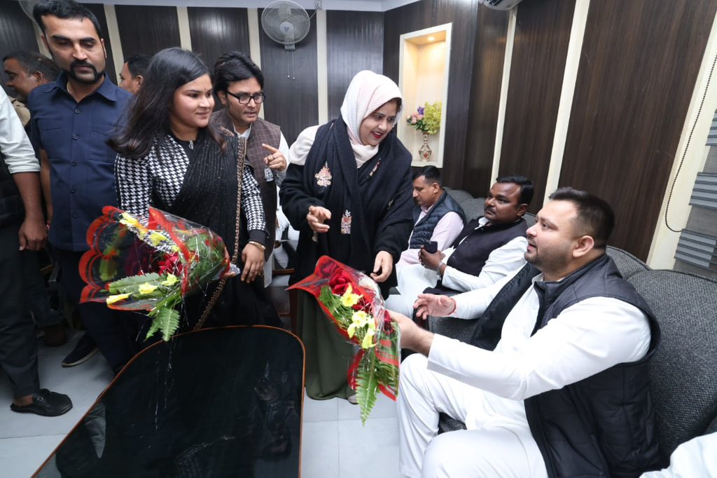 yadavtejashwi's tweet photo. कल देर शाम अररिया पहुँचने पर शक्ति और ऊर्जा के स्रोत साथी कार्यकर्ताओं से मुलाकात हुई। 

पार्टी एवं समाजवादी विचार के प्रति समर्पित साथी आगामी चुनाव में अपनी ज़िम्मेवारी और दायित्व को लेकर गंभीर एवं सजग है। सभी साथी निःस्वार्थ भाव से जनविरोधी एनडीए सरकार को उखाड़ने के लिए संकल्पित है। #TejashwiYadav