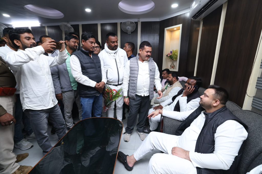 yadavtejashwi's tweet photo. कल देर शाम अररिया पहुँचने पर शक्ति और ऊर्जा के स्रोत साथी कार्यकर्ताओं से मुलाकात हुई। 

पार्टी एवं समाजवादी विचार के प्रति समर्पित साथी आगामी चुनाव में अपनी ज़िम्मेवारी और दायित्व को लेकर गंभीर एवं सजग है। सभी साथी निःस्वार्थ भाव से जनविरोधी एनडीए सरकार को उखाड़ने के लिए संकल्पित है। #TejashwiYadav