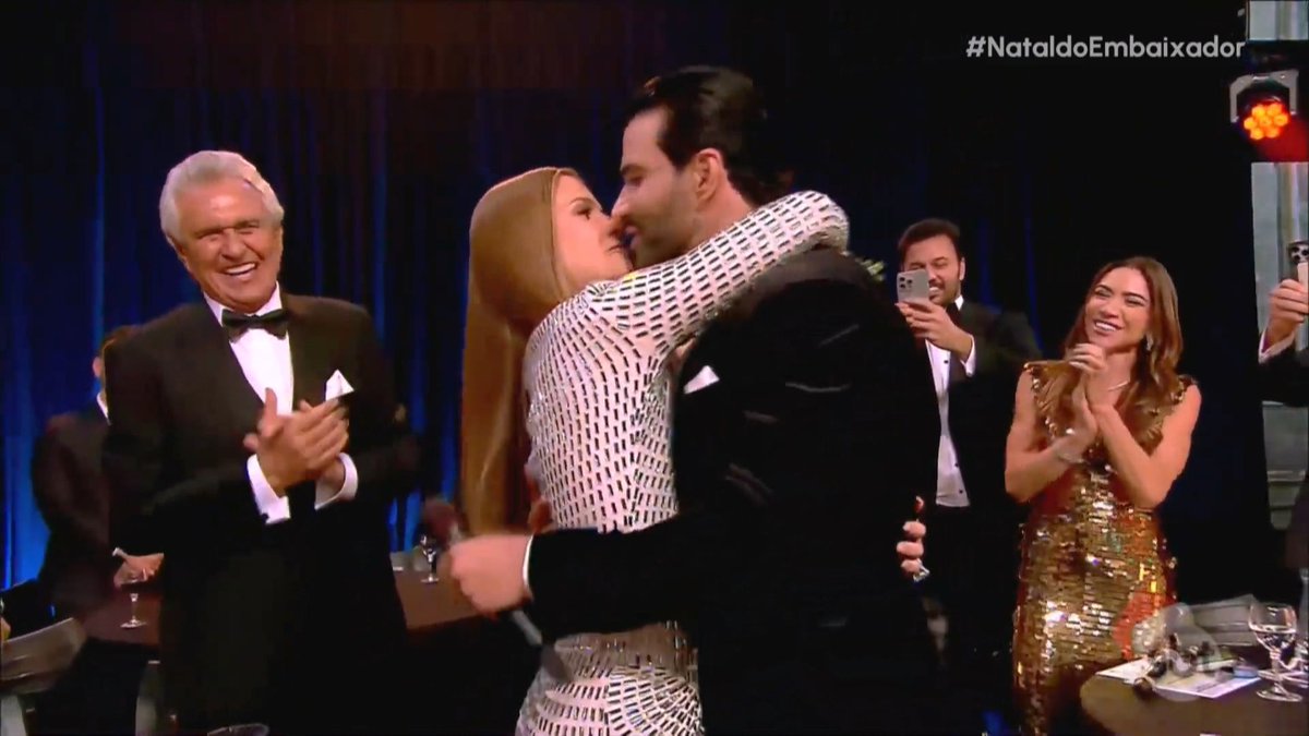 Sua_baiana's tweet image. Danilo Gentili representando o fandom kkkkkkkkkkkkkkkkk
 #NataldoEmbaixador