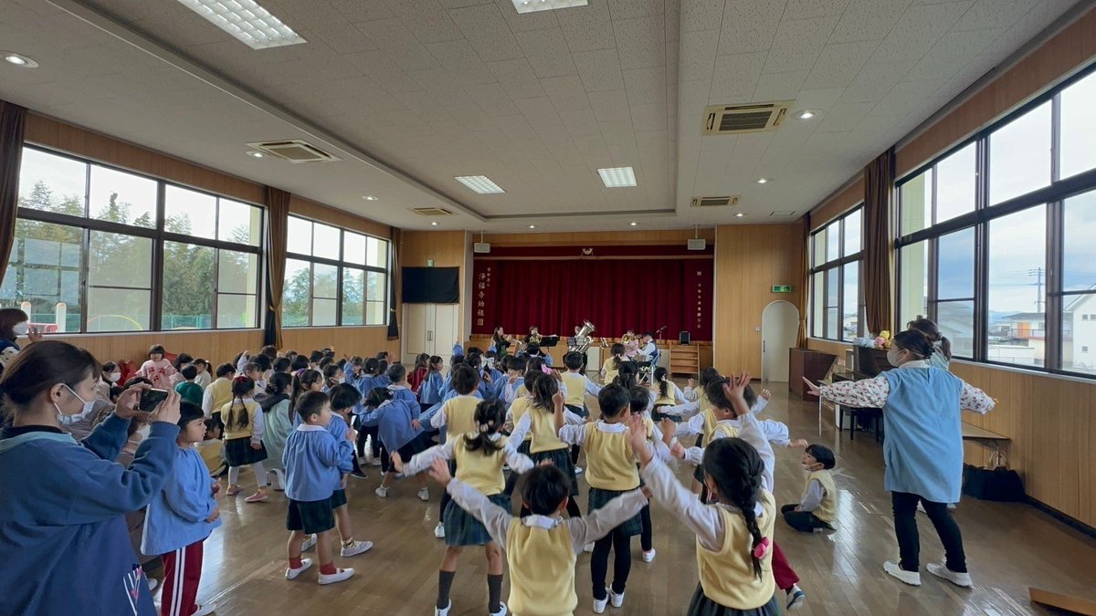 stepmusicco's tweet photo. 2024年アウトリーチ公演も無事に千穐楽を迎えました👏🏻窓の外から見える虹も千穐楽を応援をしてくれているようでした！そして、今回も沢山の園児達と最後まで大盛り上がり❗️今年も沢山の園児達と出会う事が出来、一緒音楽を楽しむ事が出来、幸せな時間を過ごす事が出来ました！ありがとうございました😊 https://t.co/h8eR51073r