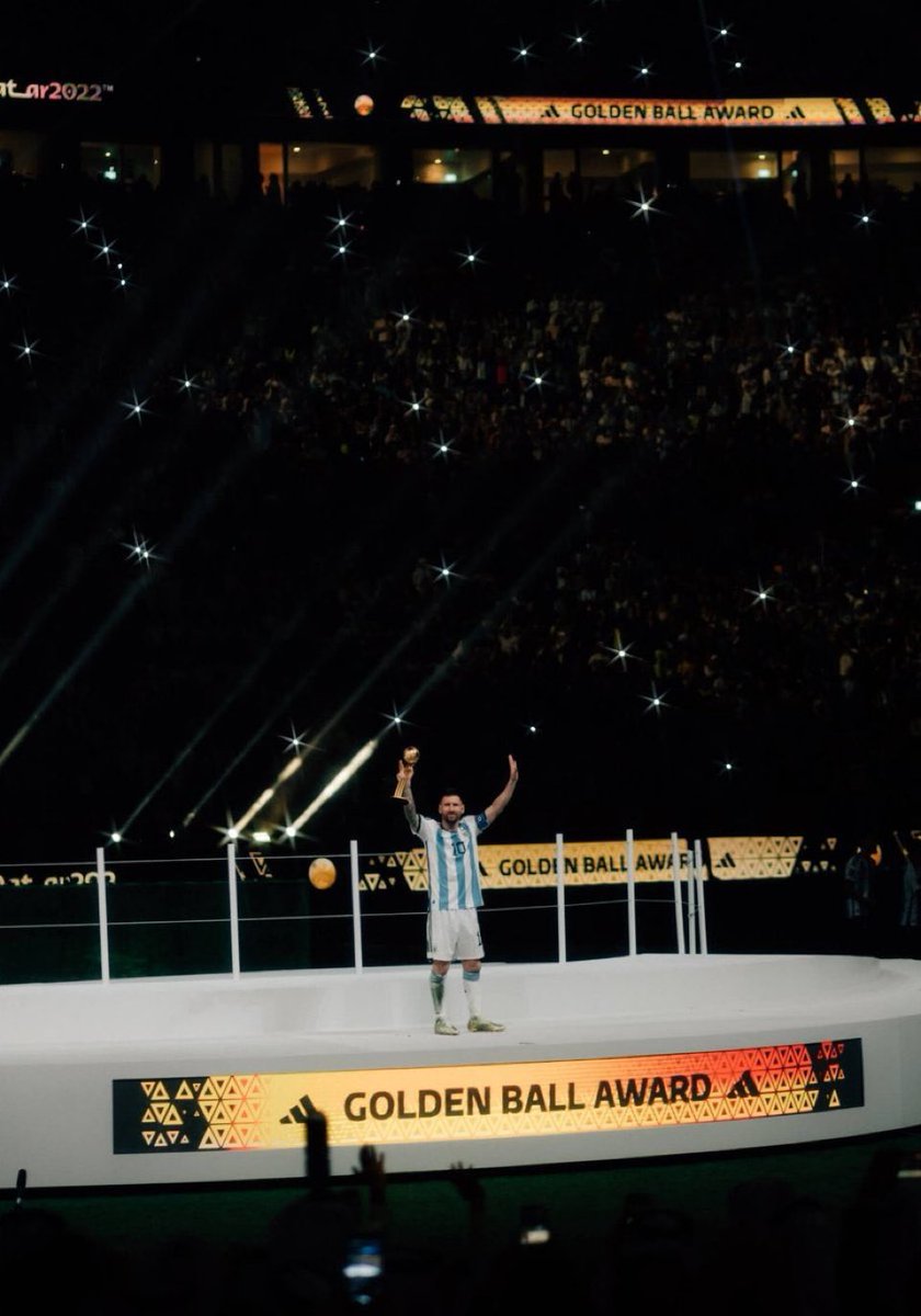le gano una final a Cristiano.
le gano una final a Neymar.
le gano una final a Mbappe.

el día en el que nos convertimos felices para siempre, el día en el que aquellos mal educados que aún dudaban de que era el más grande, se quedaron sin argumentos. dos años de la inmortalidad.
