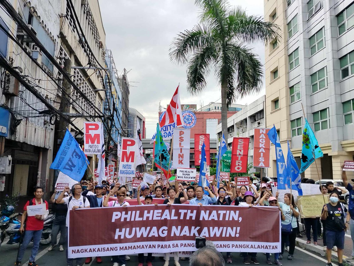 manggagawa's tweet photo. Labor groups, health workers and medical advocates march from Morayta to Mendiola to demand the restoration of the Philhealth subsidy in the 2025 national budget 
PM also asked for resignation of Philhealth chief Ledesma and DoH Sec Herbosa https://t.co/E9NqpcQnq6