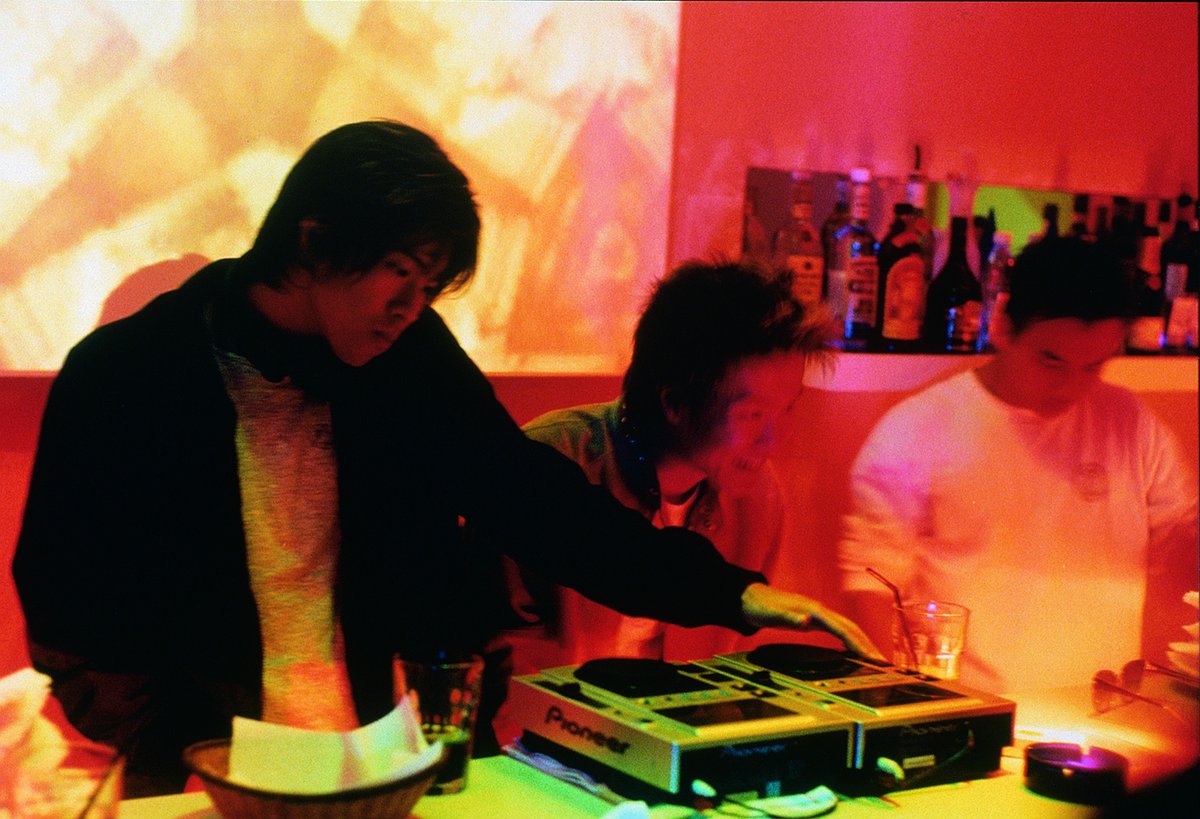 카예 뒤 시네마 선정 올해의 영화 3위! 거장 허우 샤오시엔 감독의 세기말 러브레터! | 2024. 12. 31 <밀레니엄 맘보> Y2K 감성 밀레니엄 스틸 공개🪩💫...