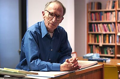 William Labov
(1927-2024)

Fundador de la sociolingüística variacionista, férreo defensor del estudio del lenguaje en su contexto social y fuente de inspiración para antropólogos, sociólogos y lingüistas 🧵⬇️ (+)