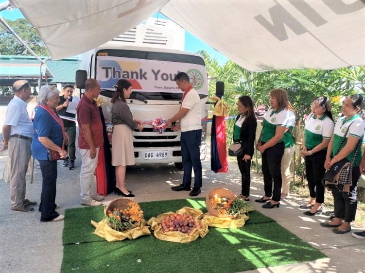 AmbJPNinPH's tweet photo. Ensuring quality fresh vegetables from Ilocos Norte! 🥦🥕🍆🌾 With the new refrigerated truck procured through GGP, I’m hopeful that small-scale farmers of the Bacarra Multi-Purpose Cooperative will be empowered to access better markets and improved incomes 🚚✨ https://t.co/va3Gg0OwI4