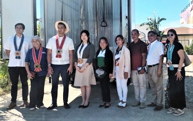 AmbJPNinPH's tweet photo. Ensuring quality fresh vegetables from Ilocos Norte! 🥦🥕🍆🌾 With the new refrigerated truck procured through GGP, I’m hopeful that small-scale farmers of the Bacarra Multi-Purpose Cooperative will be empowered to access better markets and improved incomes 🚚✨ https://t.co/va3Gg0OwI4