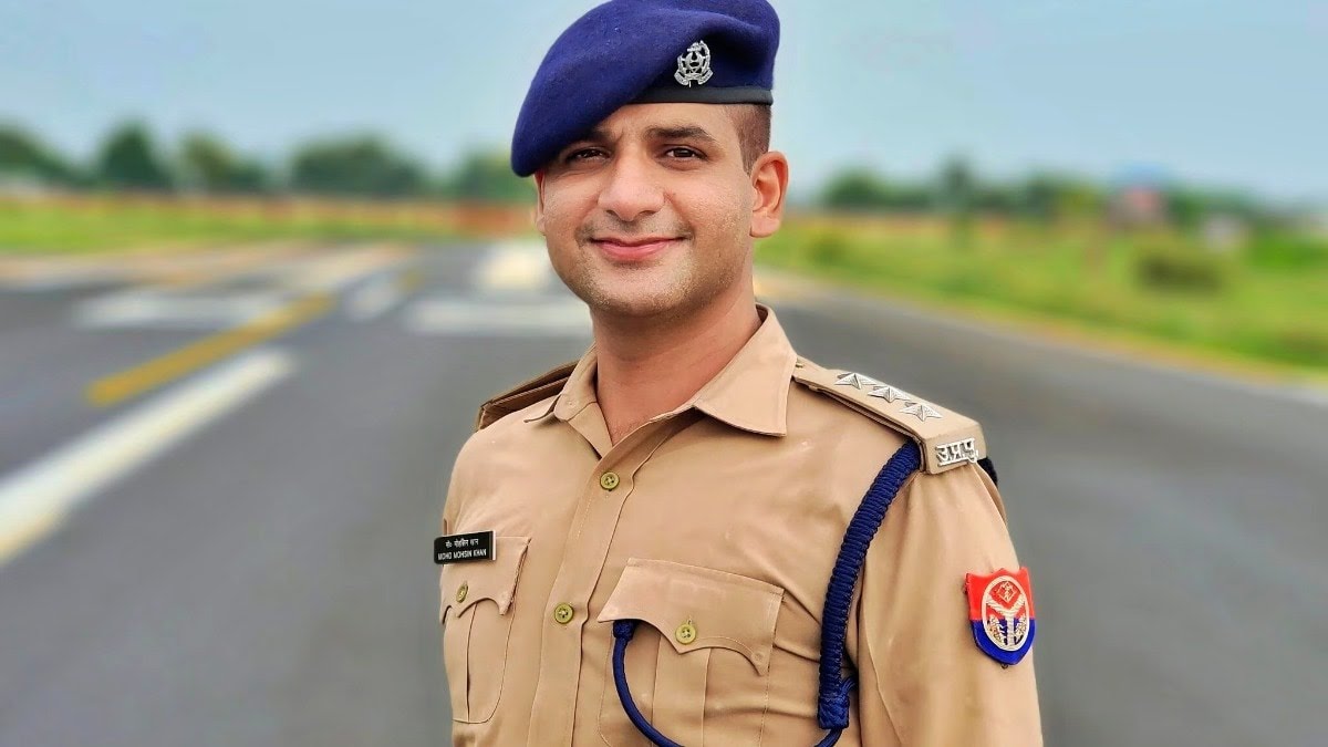 bstvlive's tweet photo. Breaking News 

बलात्कार का आरोपी डिप्टी एसपी मोहसिन खान पर कानपुर पुलिस मेहरबान है। 

महिलाओं के खिलाफ अपराध पर जीरो टॉलरेंस वाली नीति कानपुर में लागू नहीं है। 

जबकि मुख्यमंत्री योगी आदि��्यनाथ ने विधानसभा में अपनी स्पीच में कहा कि किसी भी अपराधी को बख्शेंगे नहीं। उसके बाद भी बलात्कार करने वाला मोहसिन खान आजाद है। 

सबूत गवाह प्रभावित कर रहा है।

न उसके घर दोस्त रिश्तेदारों के यहां छापे पड़े न सस्पेंड हुआ और गिरफ्तार भी नहीं किया गया।

मोहसिन खान को हाइकोर्ट से रिलीफ दिलवाने का बंदोबस्त हो रहा है डिपार्टमेंट के द्वारा। 

बलात्कार करने का आरोपी मोहसिन ने इलाहाबाद हाई कोर्ट में याचिका दाखिल कर दी है। 

बजरंग दल वाले लव जिहाद पर बोले लेकिन बाकी हिंदू संगठन सन्नाटा खींचे बैठे हैं। 

मोहसिन पर लव जिहाद का भी आरोप है। 

देखने वाली बात है पीड़ित हिंदू छात्रा को न्याय कब मिलेगा.

#Bignews @dgpup @myogiadityanath