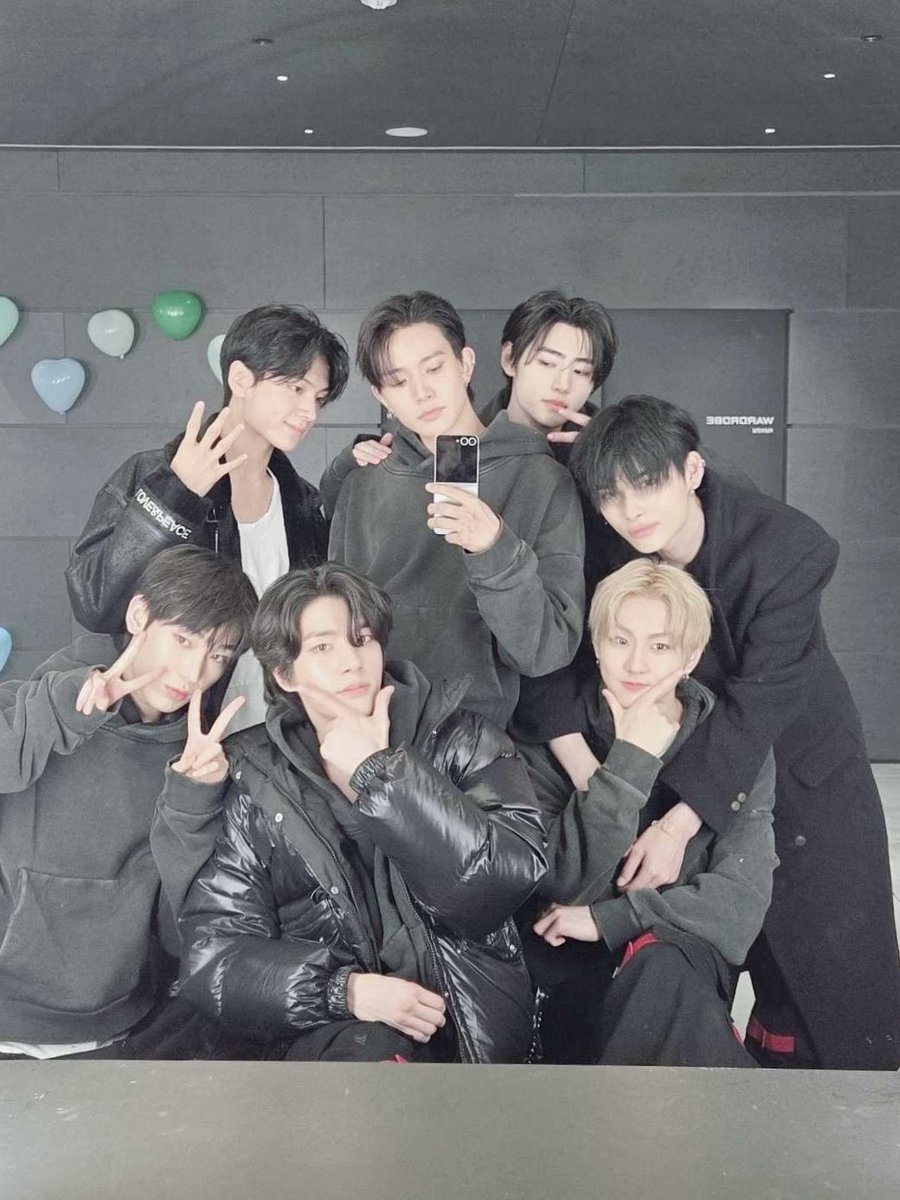 pocketzgallery's tweet photo. enhypen is seven. 

ALWAYS WITH LEADER JUNGWON 
#ENGENE_LOVE_JUNGWON 
#WeLoveYouJungwon 
#PROTECTJUNGWON https://t.co/rQ5VI2vwG3