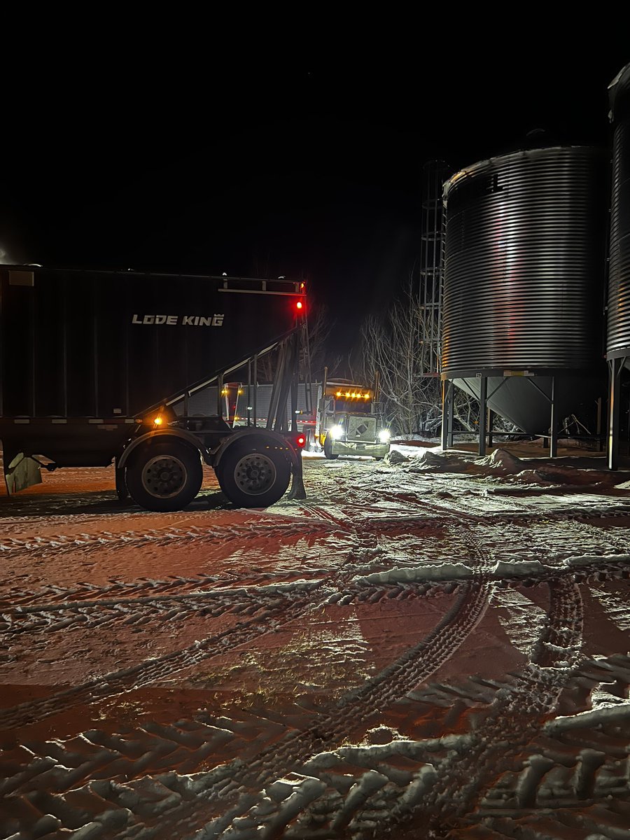 merlemassie's tweet photo. It’s just the haul before the storm. #grain #farming #hauling @may_troy has the best team. https://t.co/S0FZvROQpn